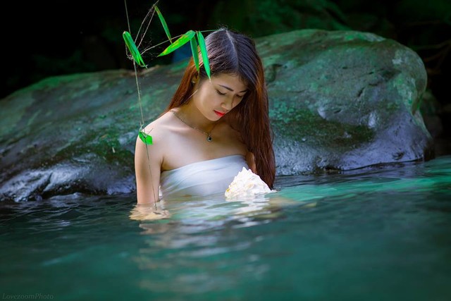 9x-khong-ngai-quan-khan-mong-ngam-minh-duoi-nuoc-de-chup-anh