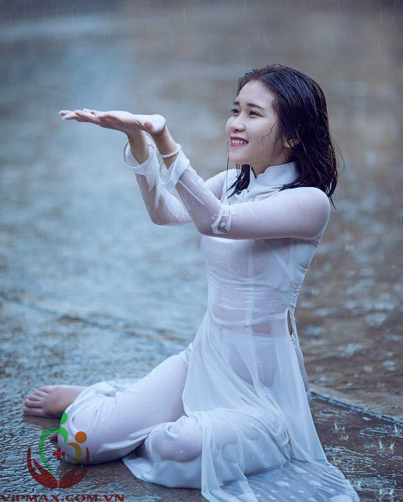 nữ sinh mặc áo dài siêu mỏng đến trường 